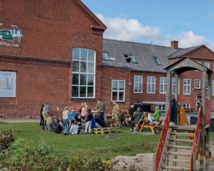Skolen fra legepladsen